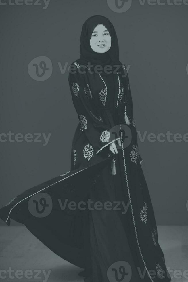 noir blanc photo de magnifique musulman femme dans à la mode robe avec hijab