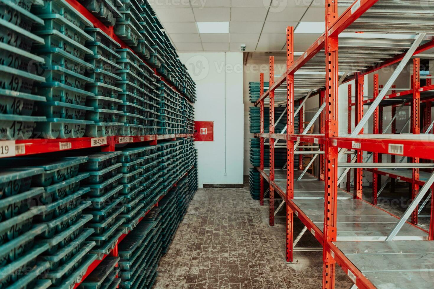 stockage des mines d'or échantillons de carottes de roche géologie forage industy. grand entrepôt de minerai dans l'industrie moderne, minerais empilés dans des boîtes. mise au point sélective photo