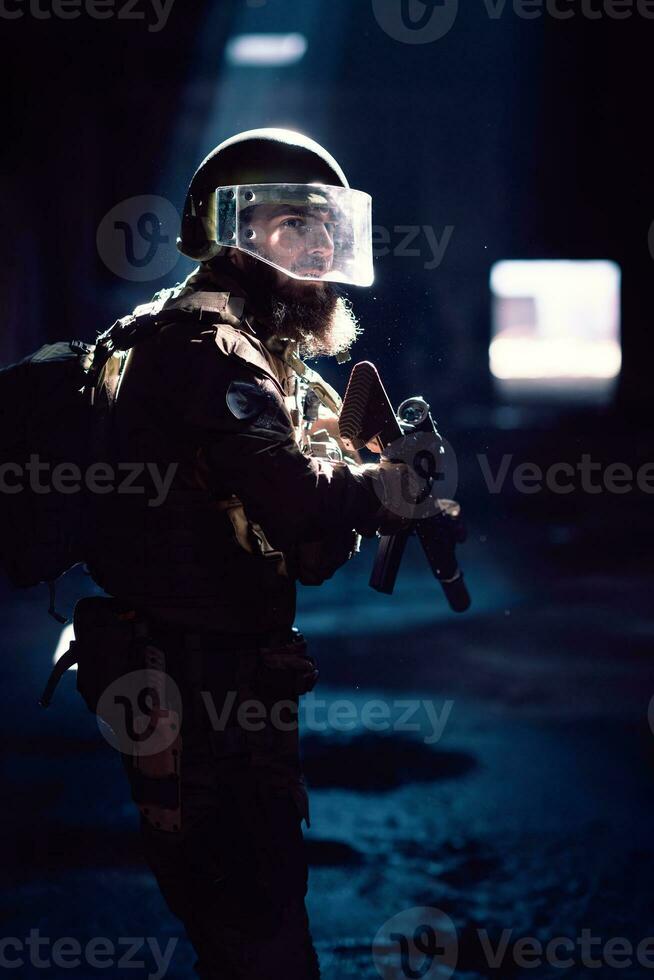 armée soldat dans combat uniformes avec un agression fusil et combat casque nuit mission foncé Contexte. bleu et violet gel lumière effet. photo