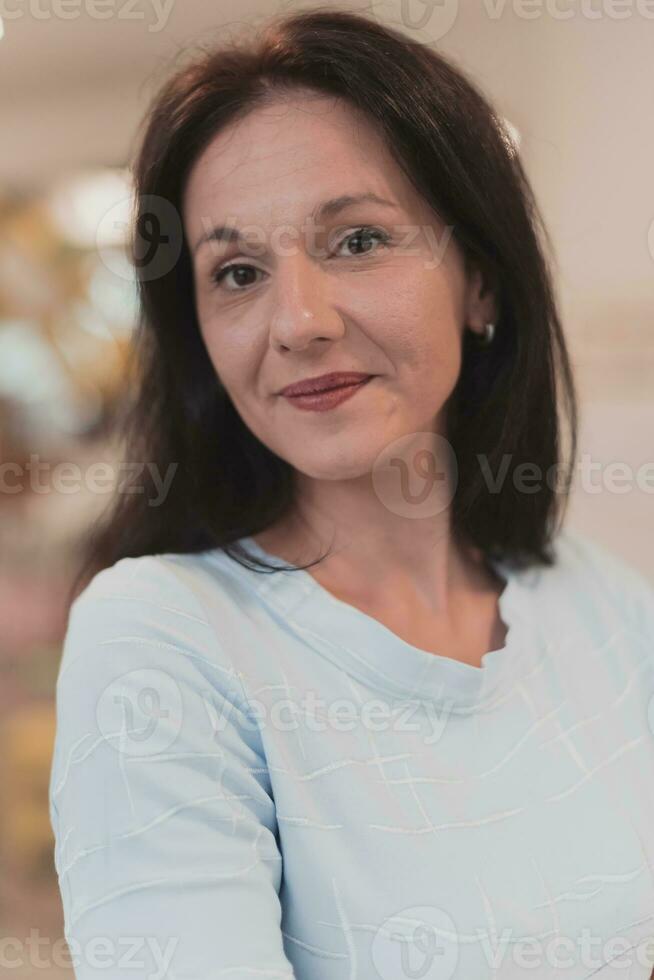 portrait de une prof dans une préscolaire institution, dans le Contexte de le salles de classe photo