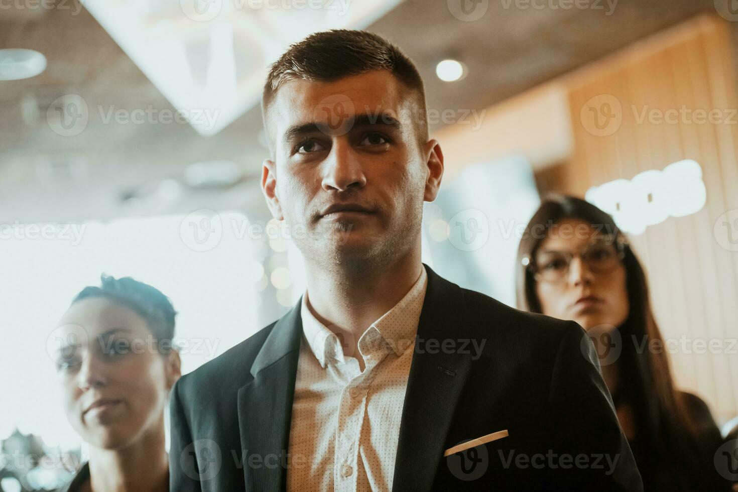 groupe de gens d'affaires prospères debout ensemble au bureau. photo