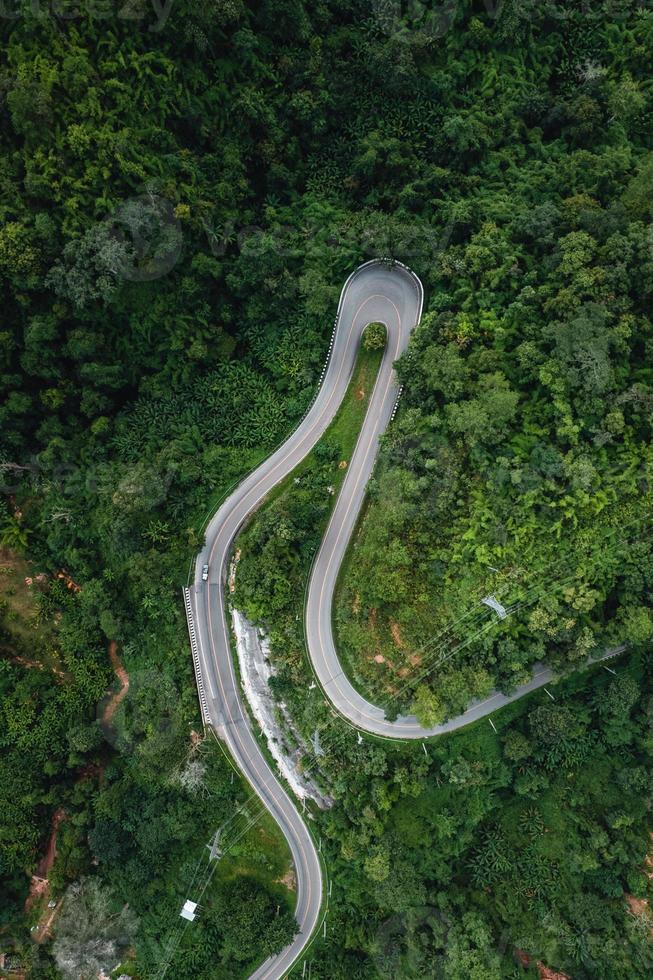 route de montagne et arbres verts d'en haut photo