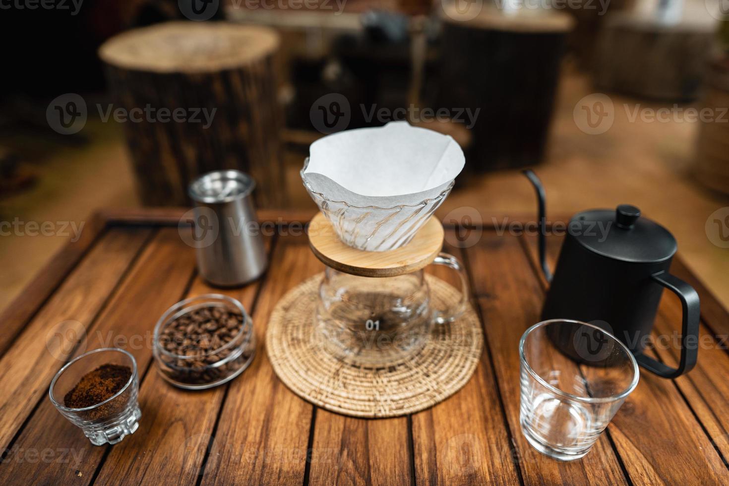 café goutte à goutte sur une table en bois à la maison photo