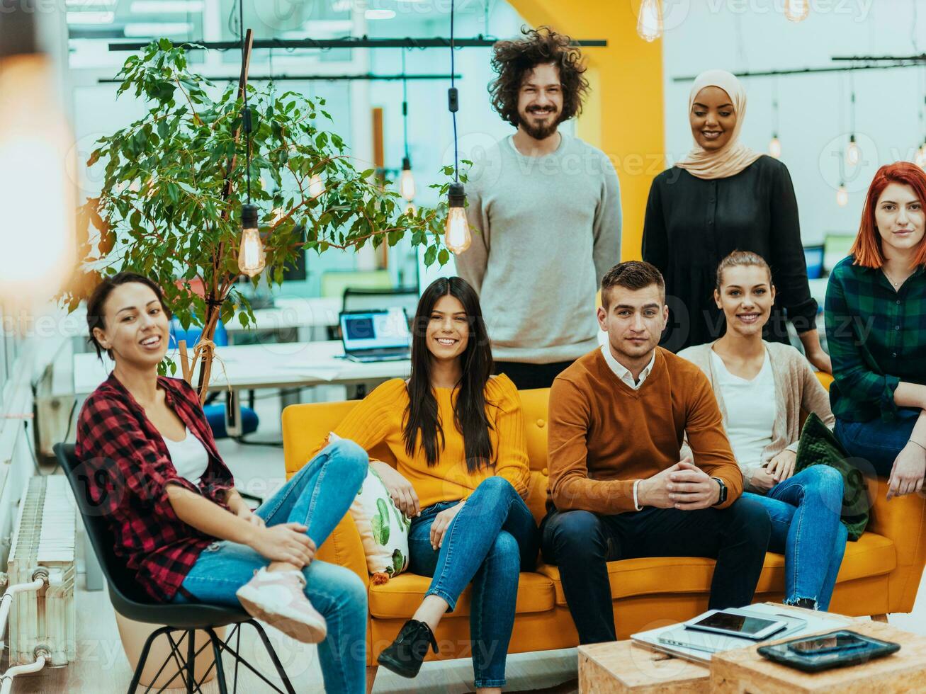 groupe de Multi-éthnique collègues travail sur bureau des ordinateurs, portable et partage leur des idées dans une moderne Bureau espace.jeune influenceurs travail sur en ligne commercialisation projets. photo