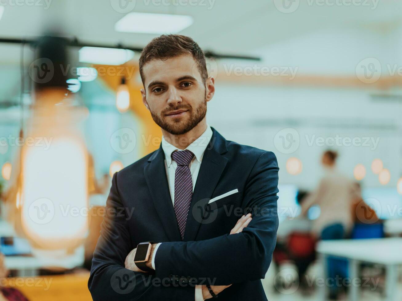 portrait de une réussi patron dans une moderne Bureau photo