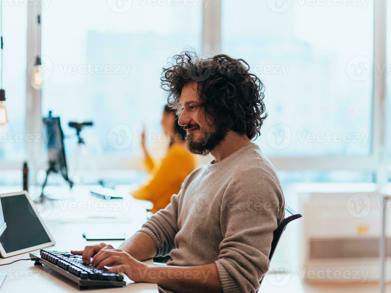 Sénior développeur fixation punaise dans fantaisie bureau. photo