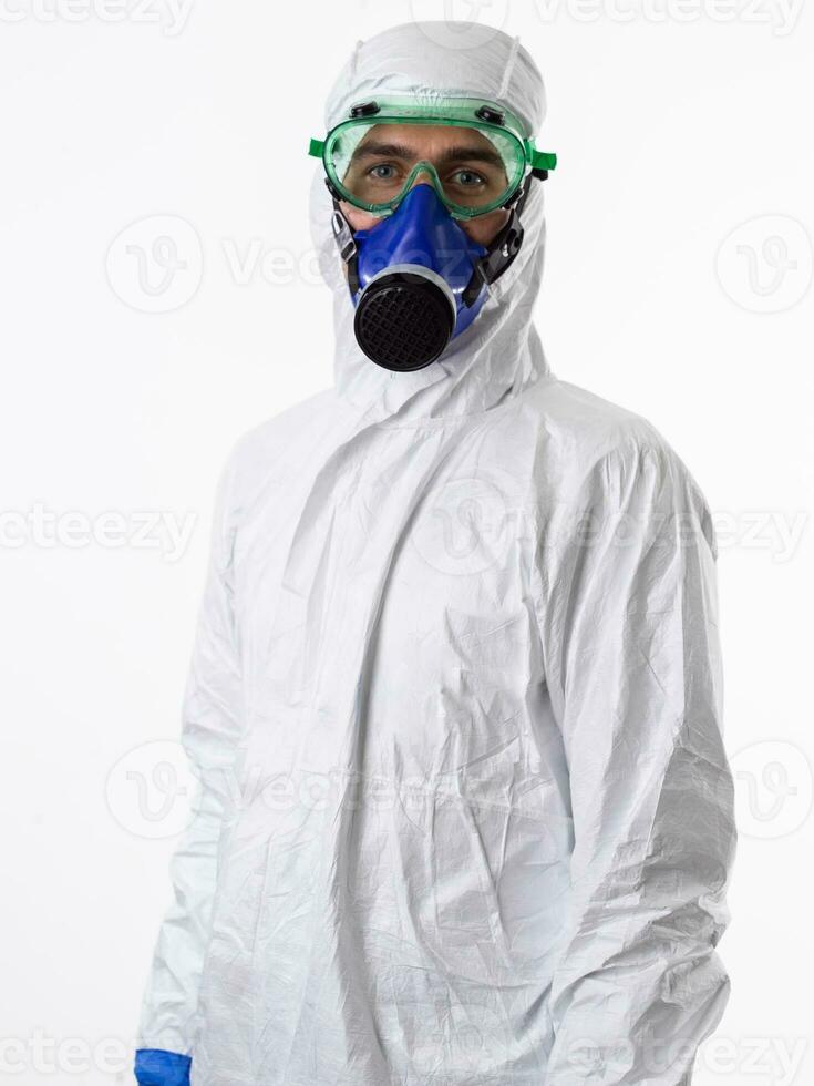 médecin portant protecteur biologique costume et masque dû à coronavirus 2019-ncov global pandémie avertissement et danger Contexte contre blanc Contexte. photo