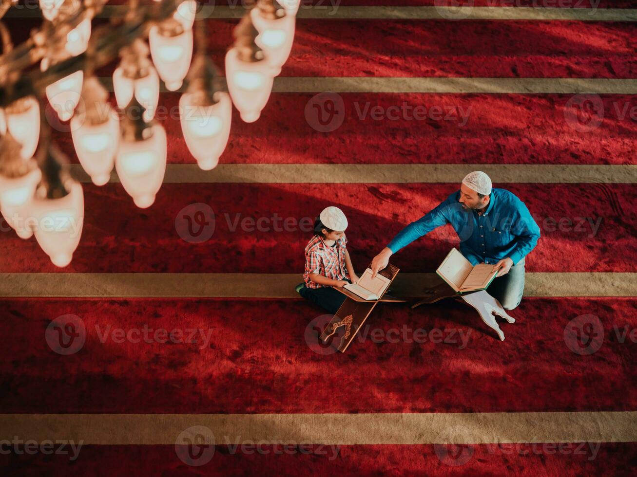prière musulmane père et fils dans la mosquée priant et lisant le livre de houx coran ensemble concept d'éducation islamique photo