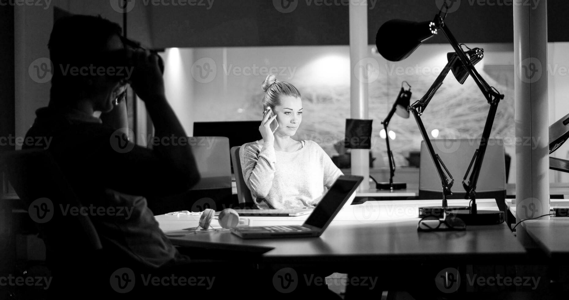 jeunes créateurs au bureau de nuit photo