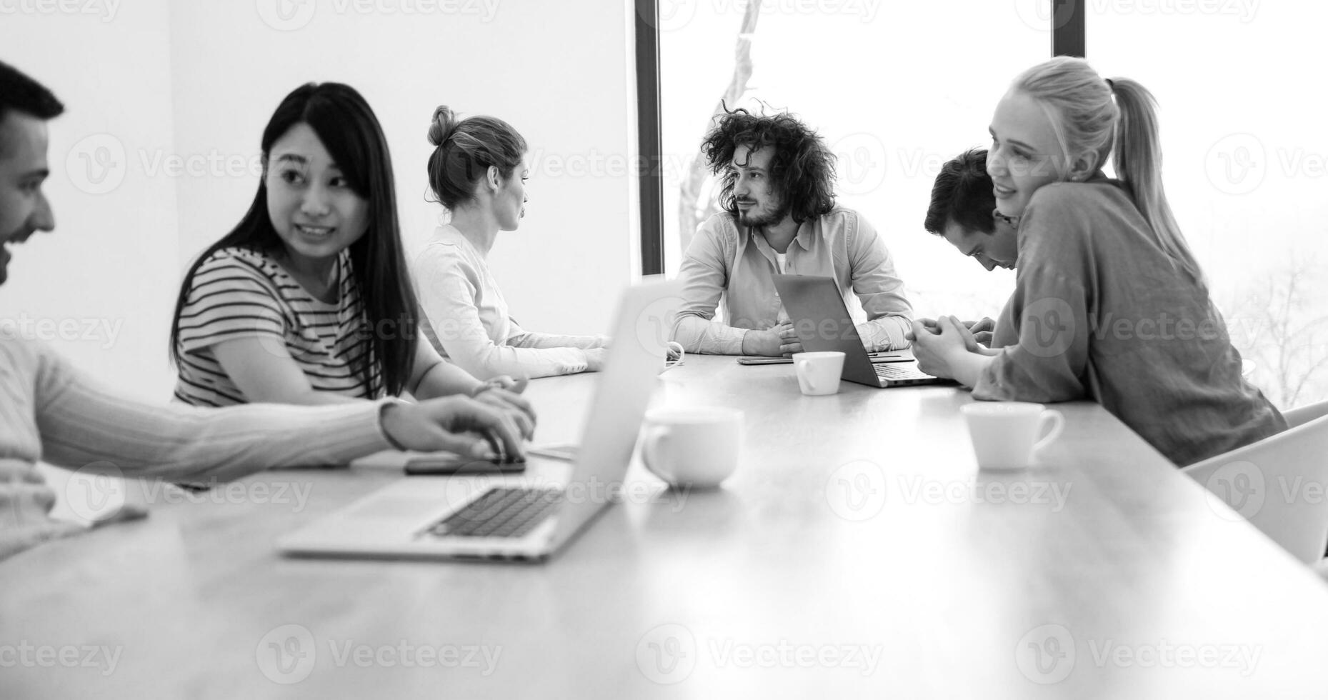 équipe commerciale de démarrage lors d'une réunion dans un immeuble de bureaux moderne photo