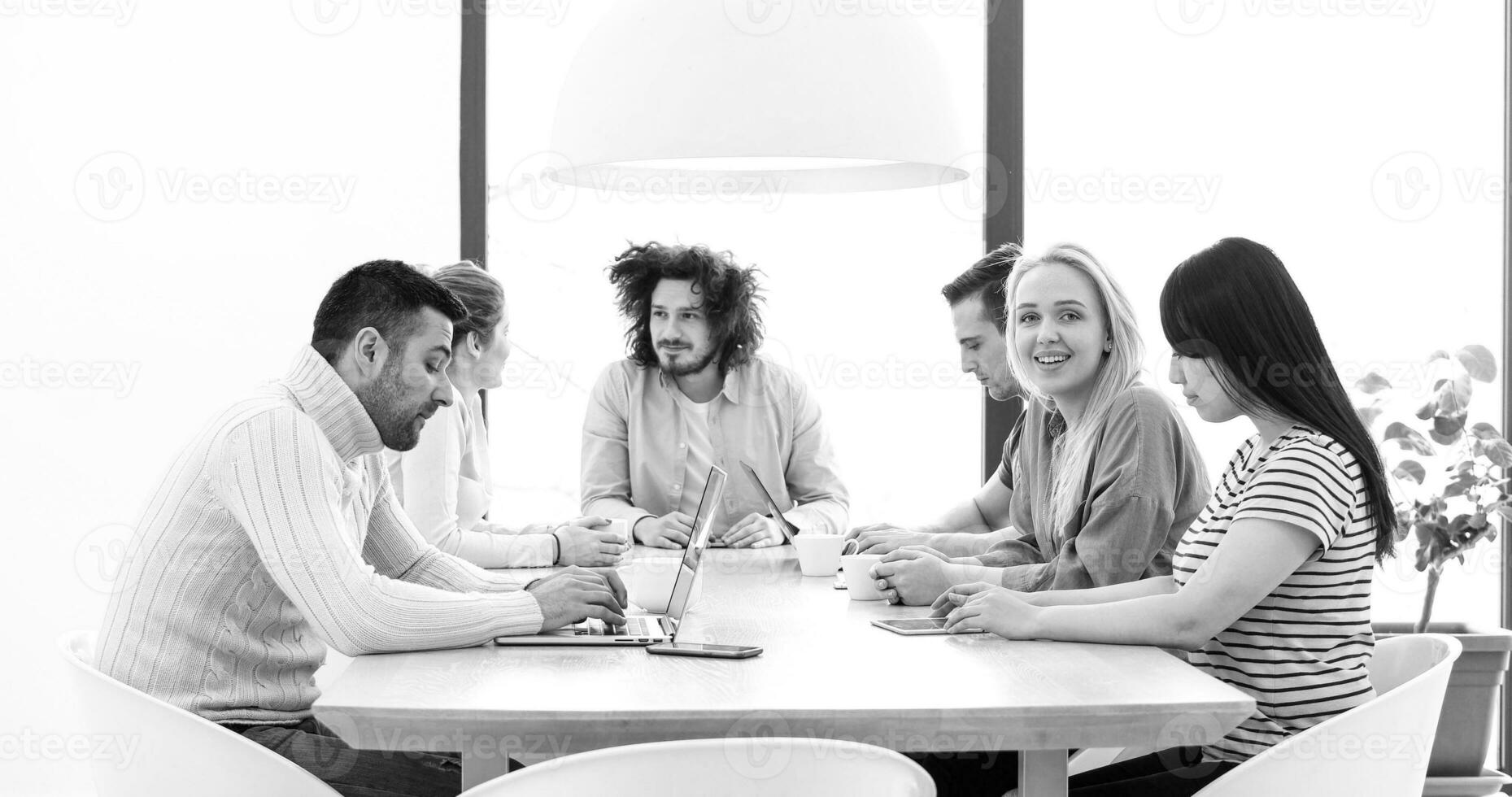 équipe commerciale de démarrage lors d'une réunion dans un immeuble de bureaux moderne photo