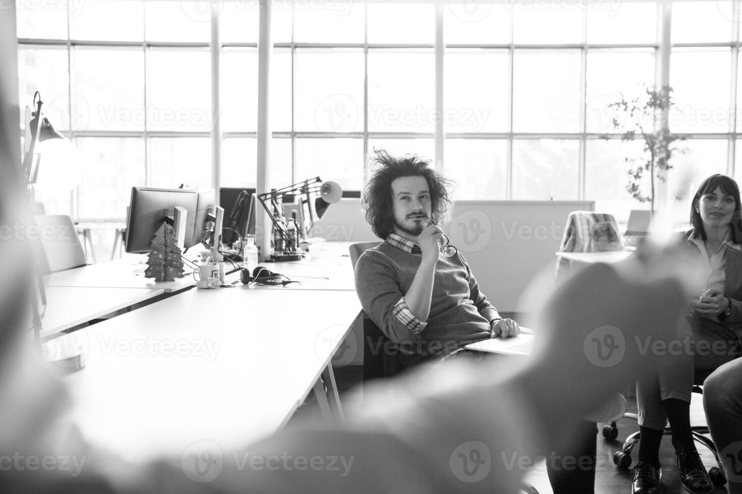 équipe de jeunes entreprises lors d'une réunion dans un immeuble de bureaux moderne photo