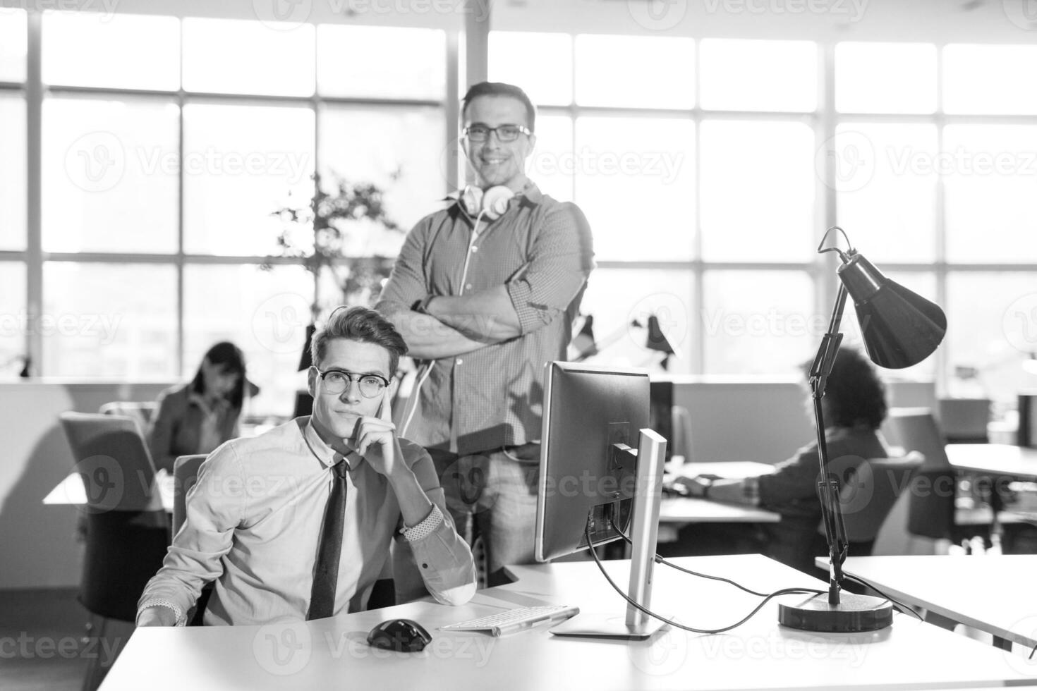 deux hommes d'affaires travaillant avec un ordinateur au bureau photo