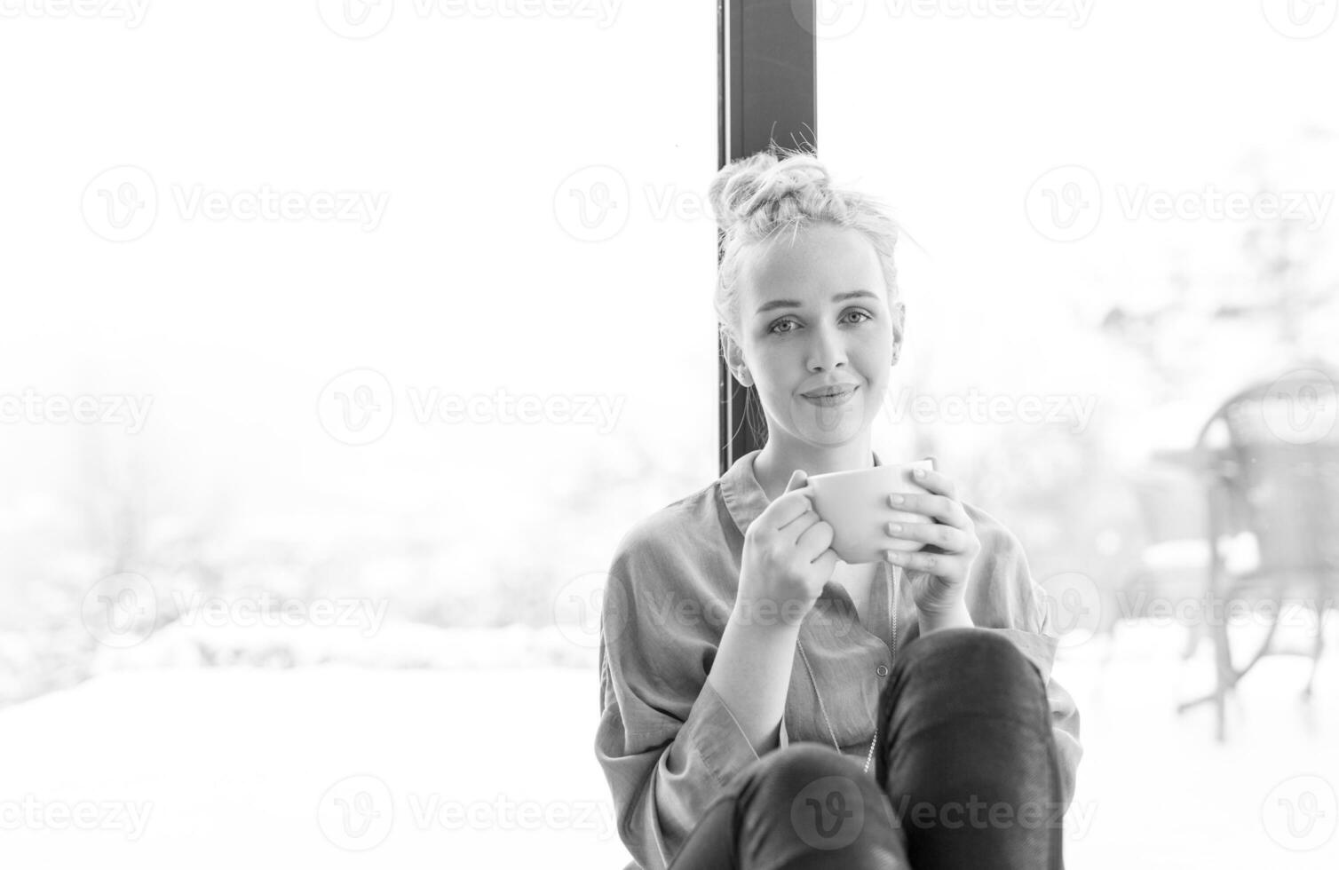 femme buvant du café et utilisant un ordinateur portable à la maison photo