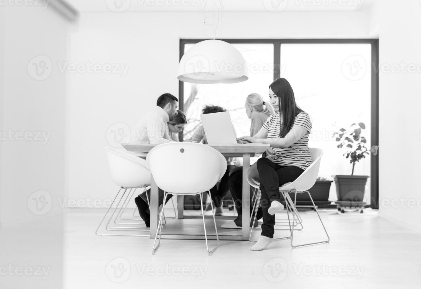 équipe commerciale de démarrage lors d'une réunion dans un immeuble de bureaux moderne photo