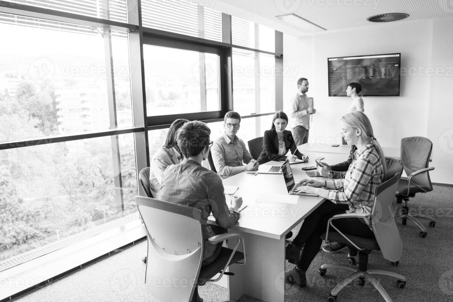 équipe commerciale lors d'une réunion dans un immeuble de bureaux moderne photo