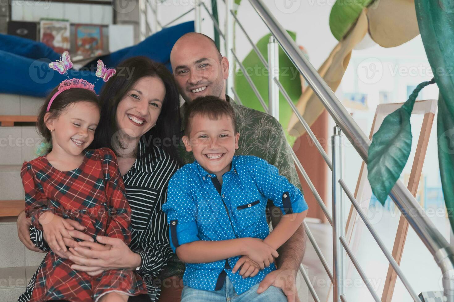 portrait de une content famille. photo de Parents avec les enfants dans une moderne préscolaire Salle de classe. sélectif concentrer