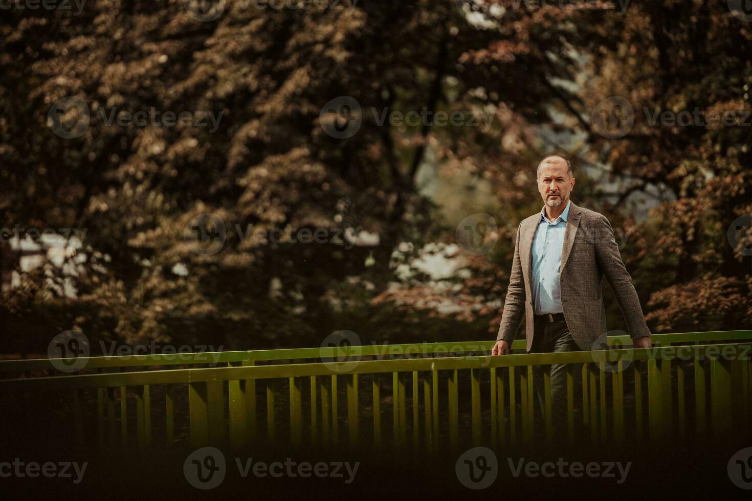 concentré homme d'affaire dans costume en marchant dans Urbain environnement. photo