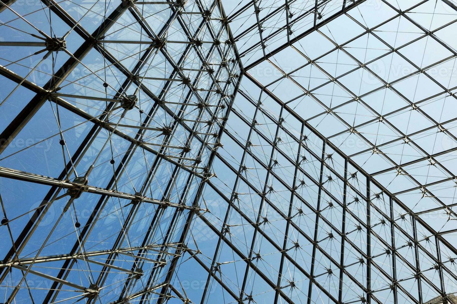 structure de toit en métal avec construction en verre photo