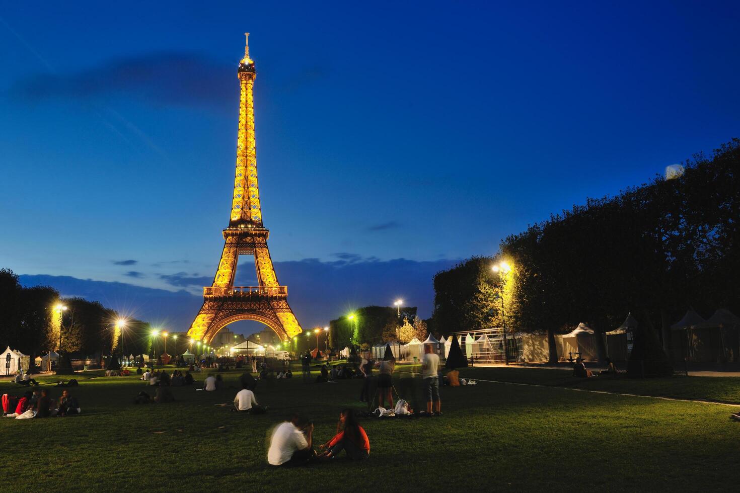 tour eiffet à paris la nuit photo