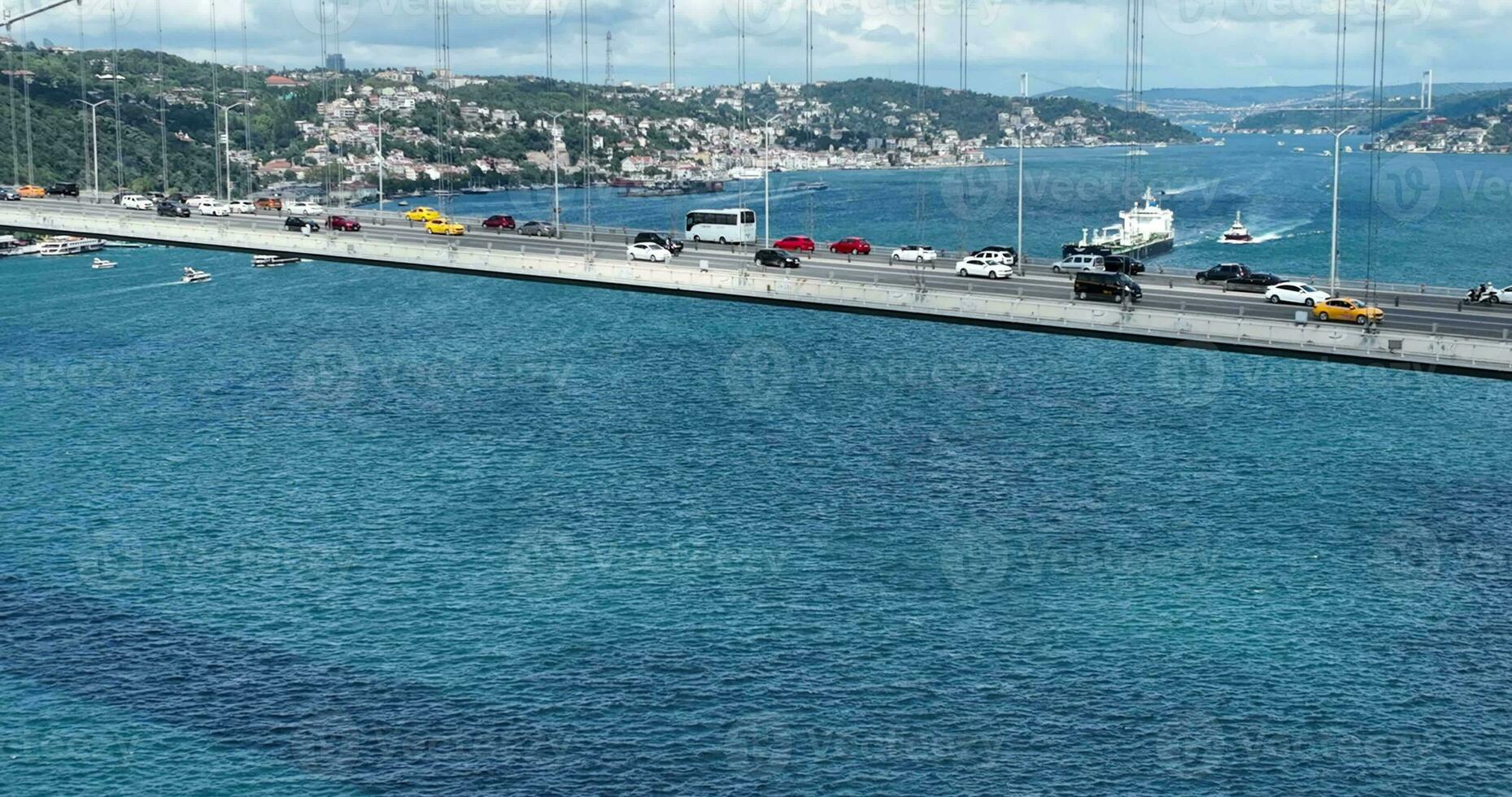 Istanbul le bosphore pont et ville horizon dans Contexte avec turc drapeau à magnifique coucher de soleil, aérien faire glisser en orbite et suivi coup photo