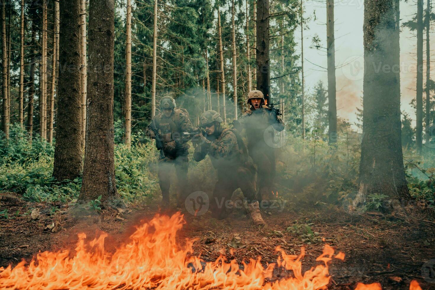 moderne guerre soldats entouré par Feu bats toi dans dense et dangereux forêt zones photo