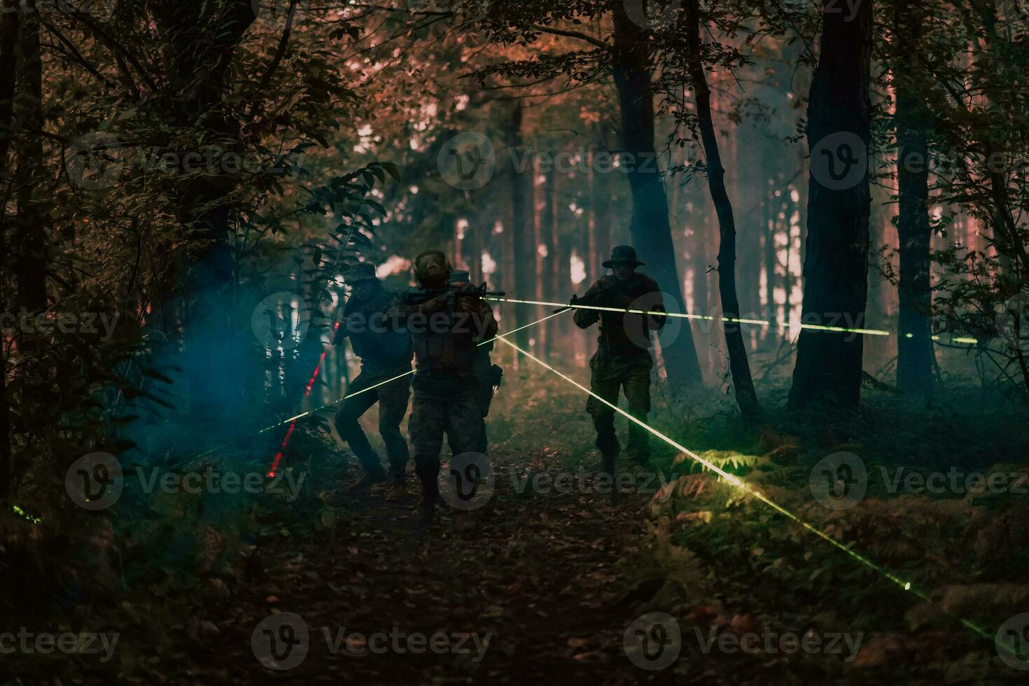 soldats équipe dans action sur nuit mission en utilisant laser vue faisceau lumières militaire équipe concept photo