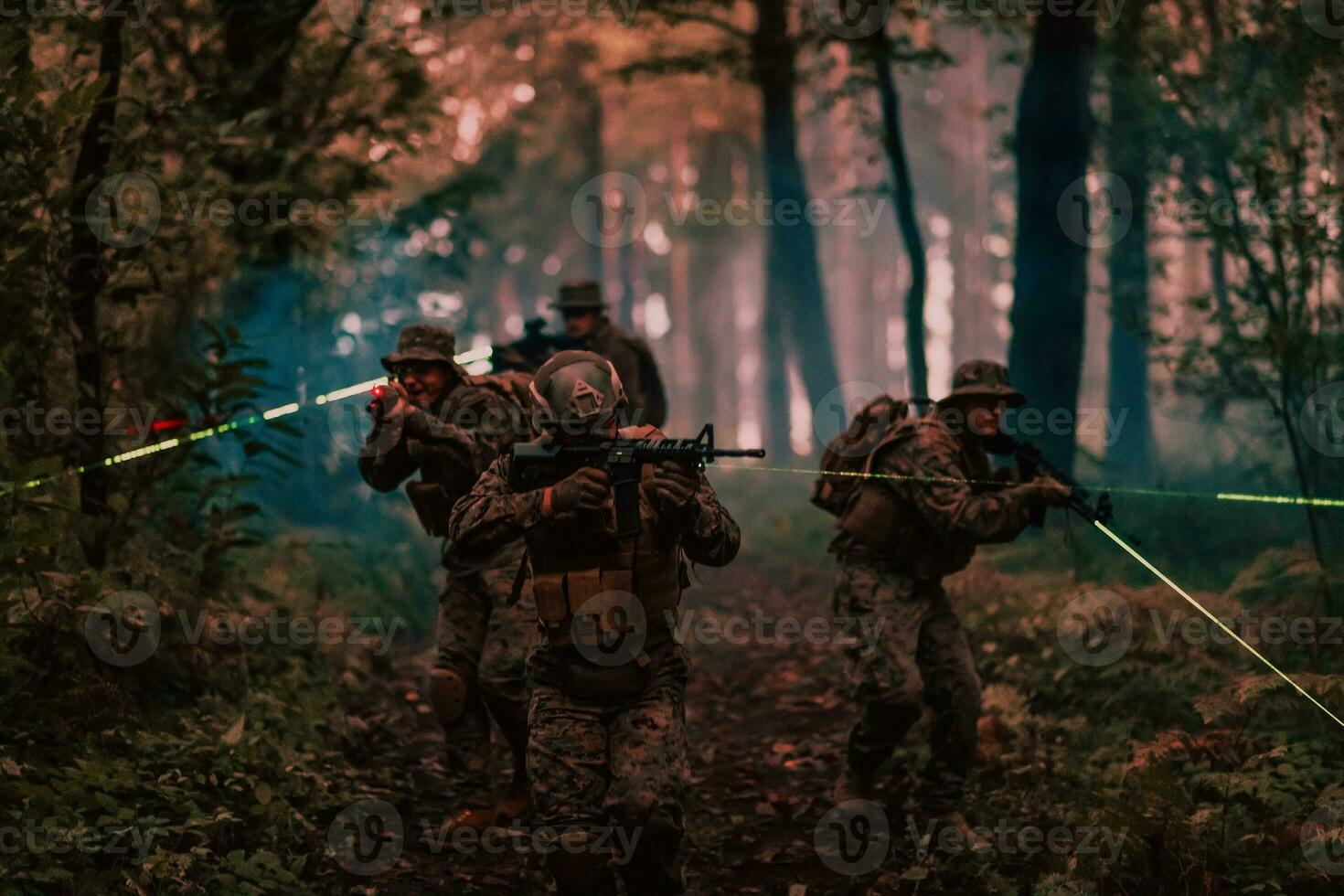 soldats équipe dans action sur nuit mission en utilisant laser vue faisceau lumières militaire équipe concept photo