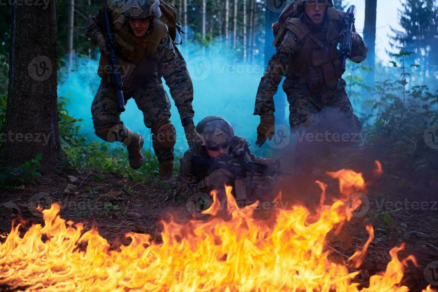 escouade de soldats de la guerre moderne au combat photo