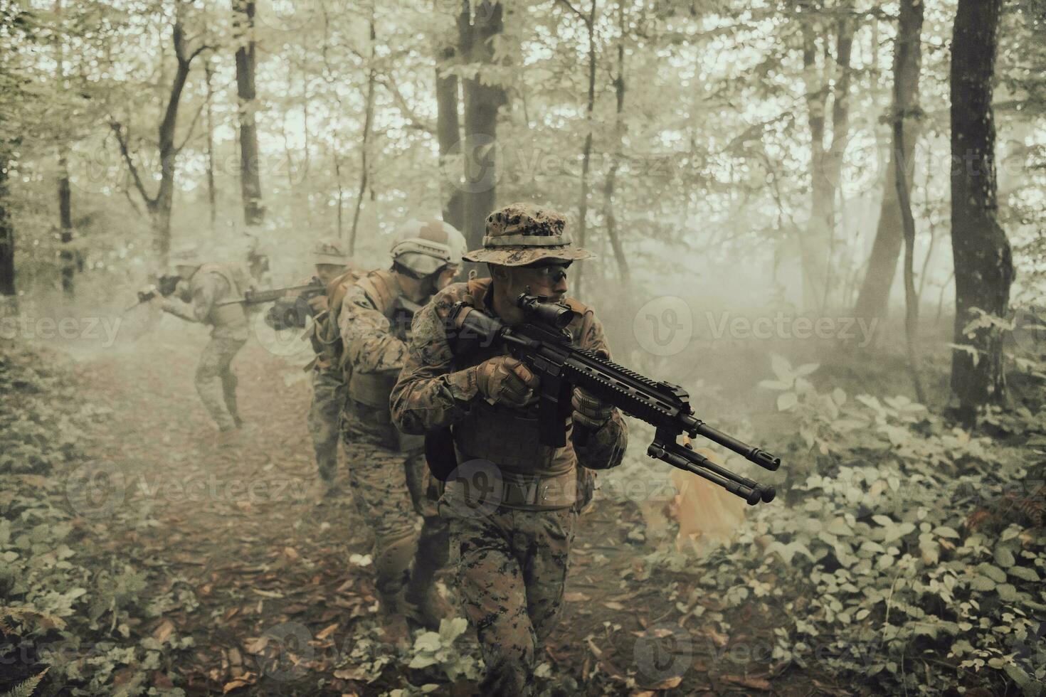 une groupe de moderne guerre soldats est combat une guerre dans dangereux éloigné forêt domaines. une groupe de soldats est combat sur le ennemi ligne avec moderne armes. le concept de guerre et militaire conflits photo