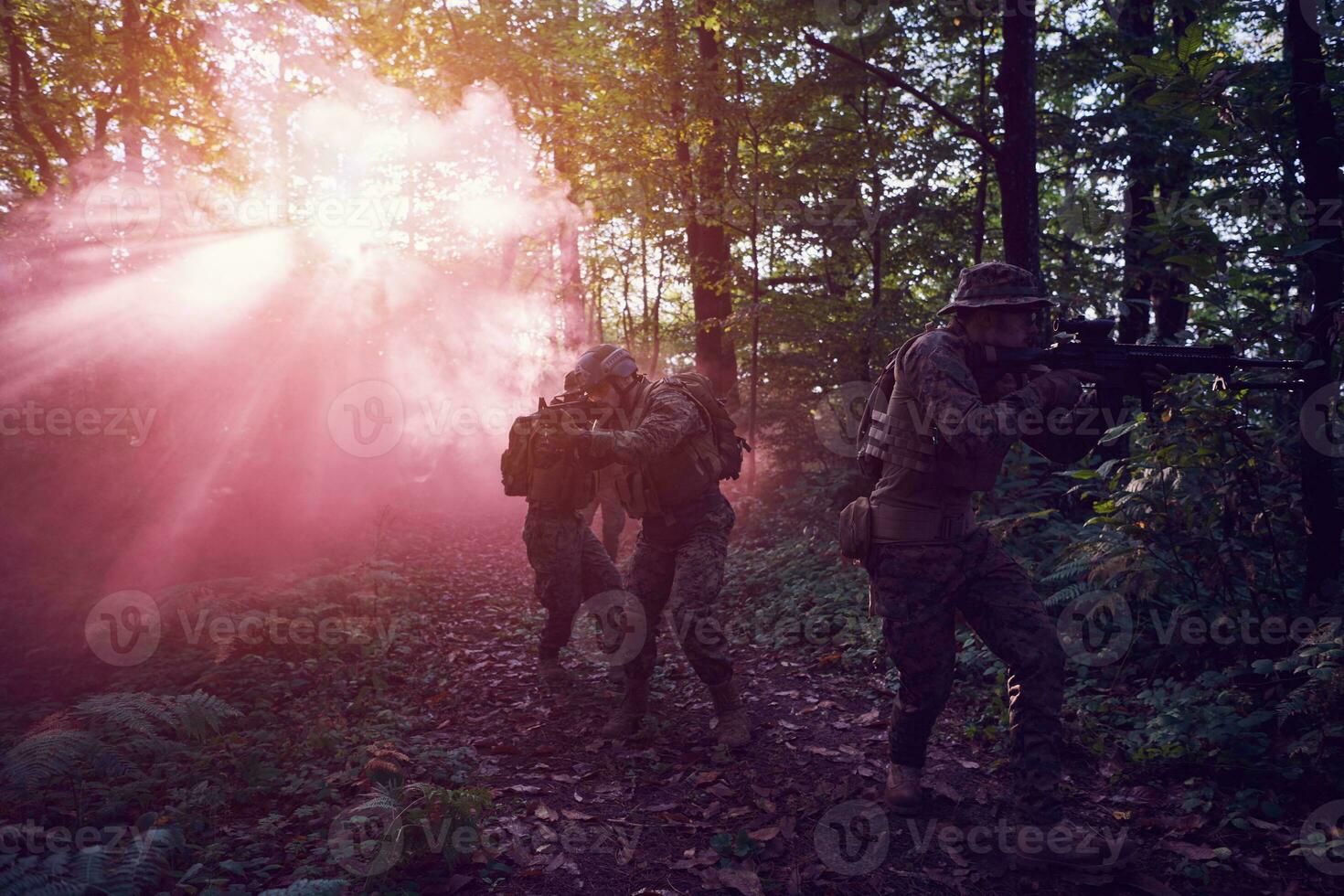 escouade de soldats de la guerre moderne au combat photo