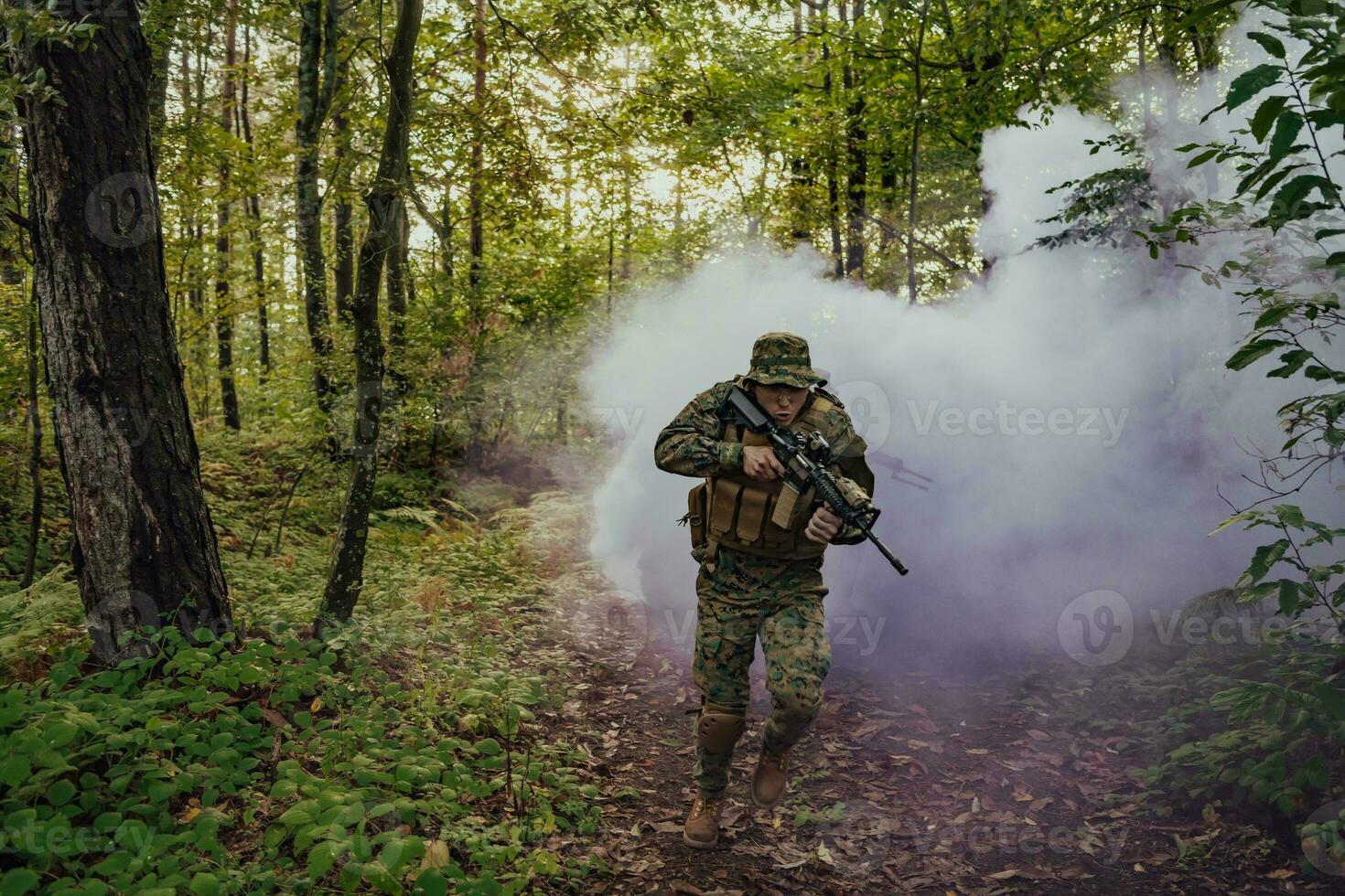 bataille de le militaire dans le guerre. militaire troupes dans le fumée photo
