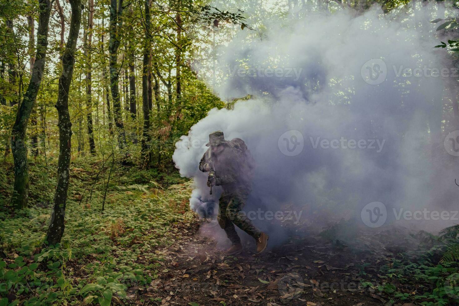 bataille de le militaire dans le guerre. militaire troupes dans le fumée photo