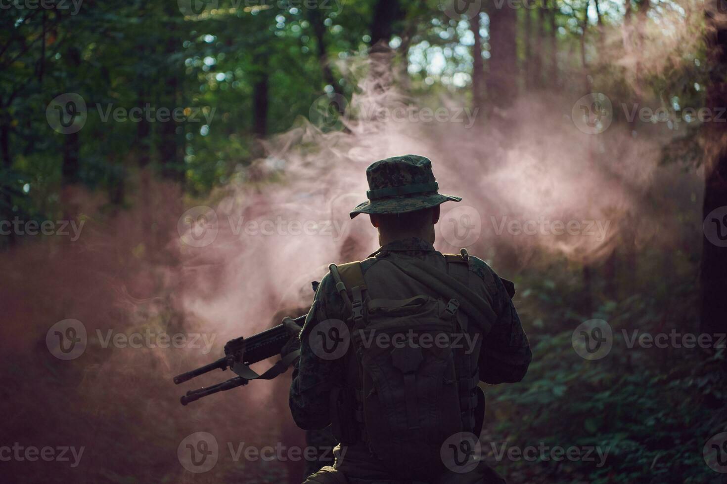 escouade de soldats de la guerre moderne au combat photo