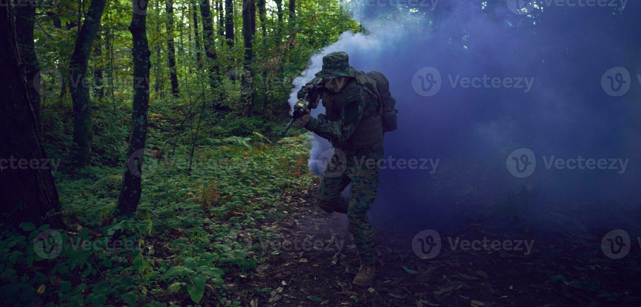 escouade de soldats de la guerre moderne au combat photo