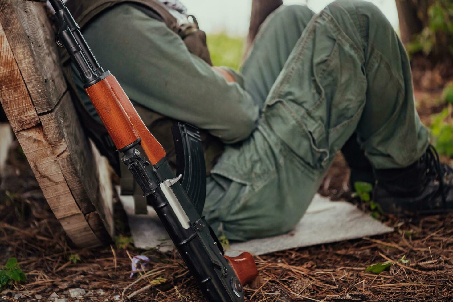 une terroriste sur une Pause de guerre, repos pendant lourd guerre tarif et attaque photo