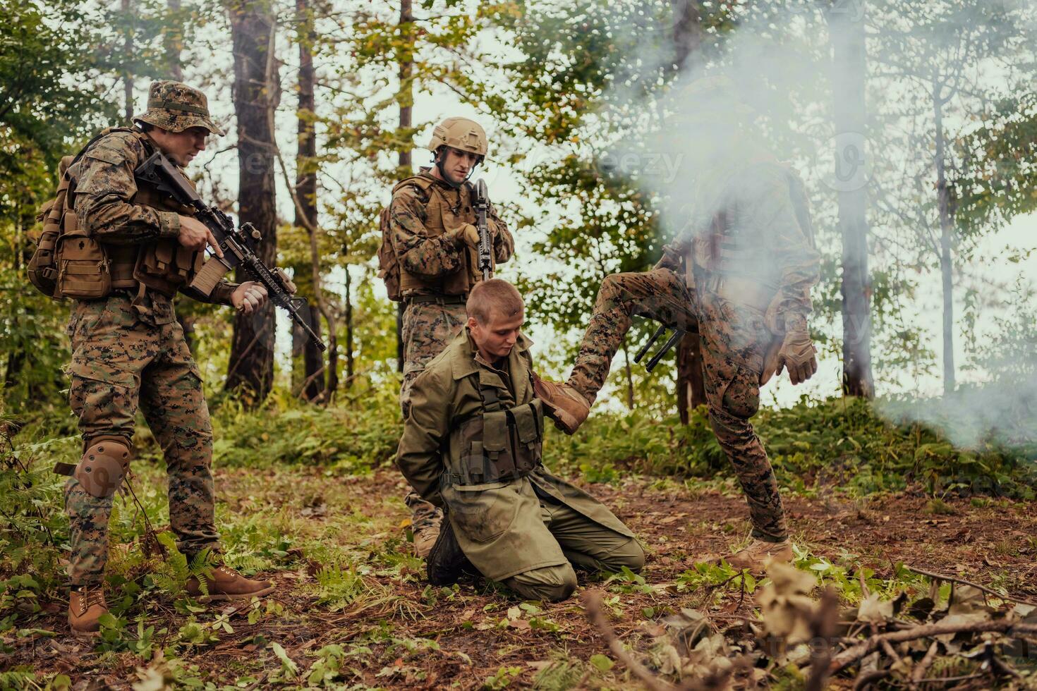 soldats équipe a été Capturer vivant terroriste et interrogatoire leur sur leur sur spécial tactique violent façon photo