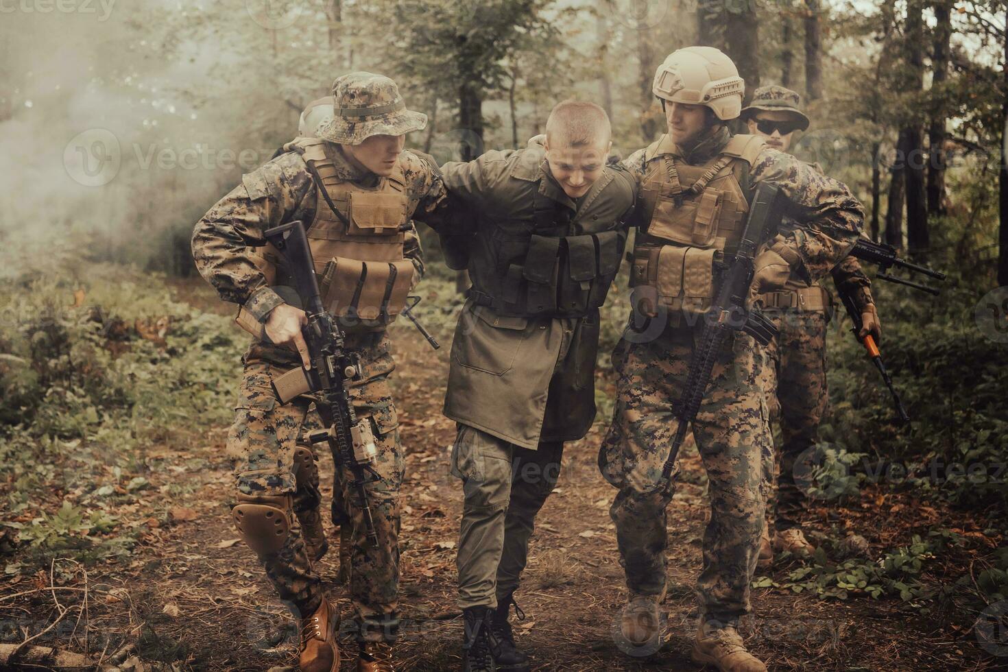 soldats équipe a été Capturer vivant terroriste et interrogatoire leur sur leur sur spécial tactique violent façon photo