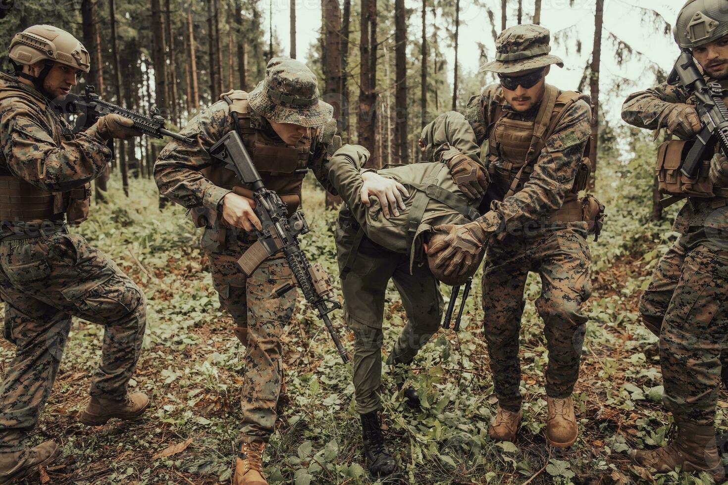 soldats équipe a été Capturer vivant terroriste et interrogatoire leur sur leur sur spécial tactique violent façon photo