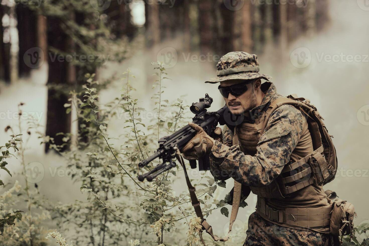 une moderne guerre soldat sur guerre devoir dans dense et dangereux forêt domaines. dangereux militaire porter secours opérations photo