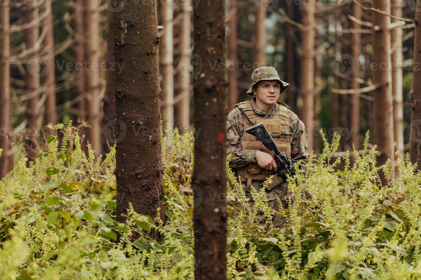 une moderne guerre soldat sur guerre devoir dans dense et dangereux forêt domaines. dangereux militaire porter secours opérations photo