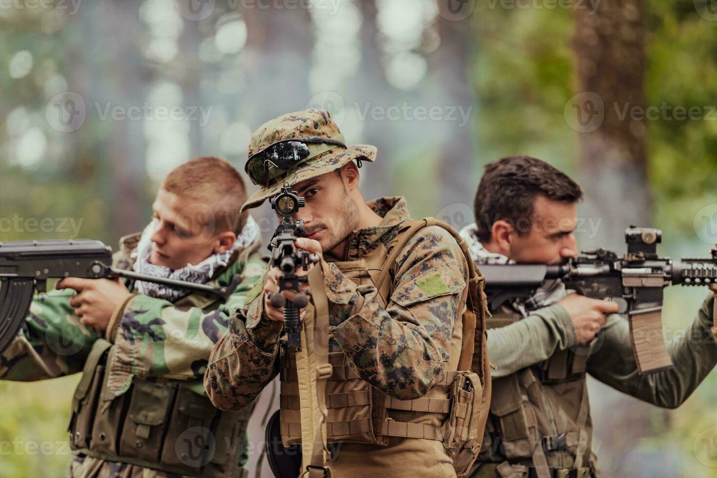 monter de soldats dans opposé côtés célébrer paix après bataille photo