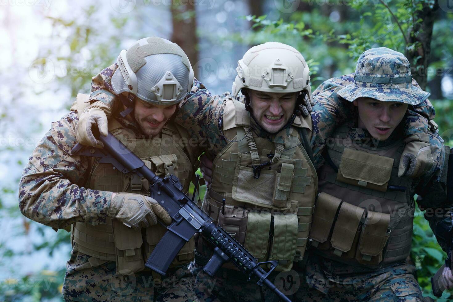 militaire équipe dans action porter secours blessés soldat photo