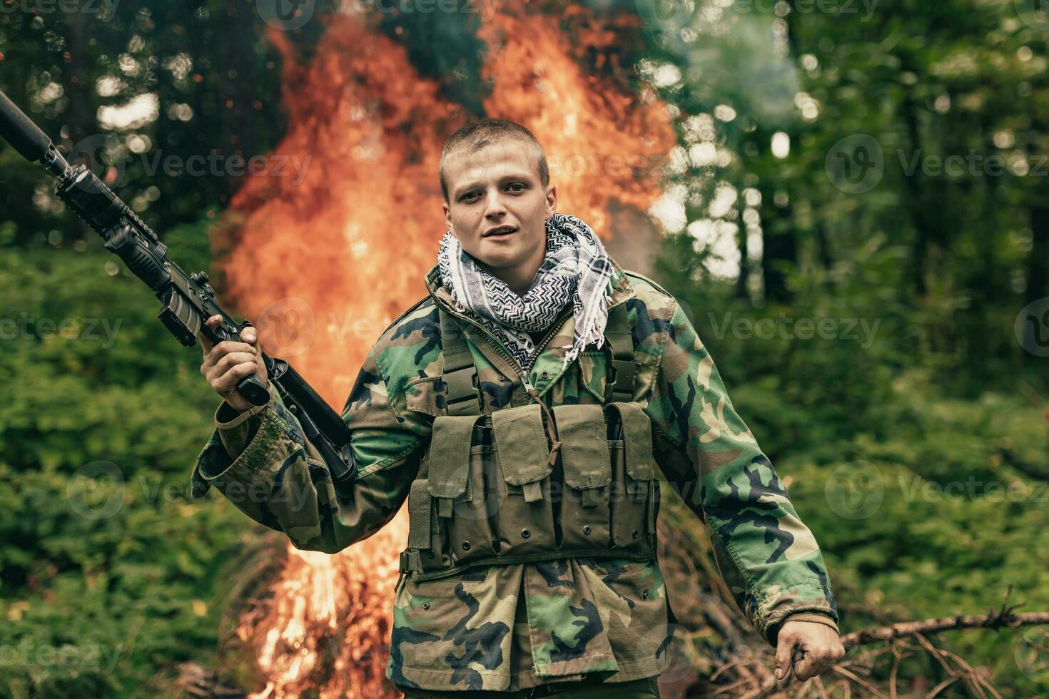 en colère terroriste militant guérilla soldat guerrier dans forêt photo