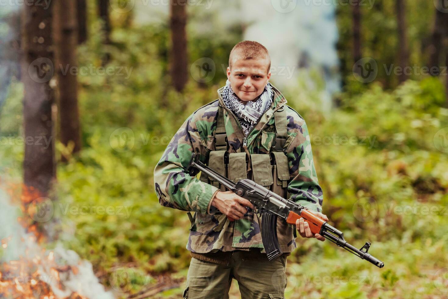 en colère terroriste militant guérilla soldat guerrier dans forêt photo