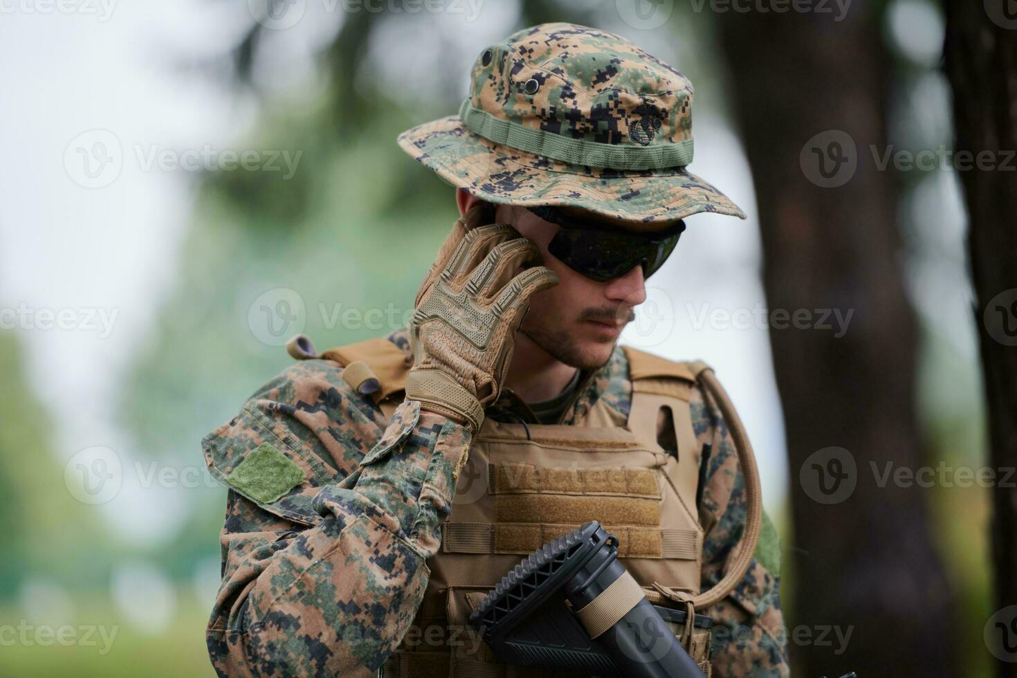soldat préparant l'équipement tactique et de communication pour la
