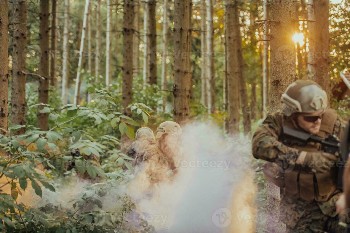 une groupe de moderne guerre soldats est combat une guerre dans dangereux éloigné forêt domaines. une groupe de soldats est combat sur le ennemi ligne avec moderne armes. le concept de guerre et militaire conflits photo