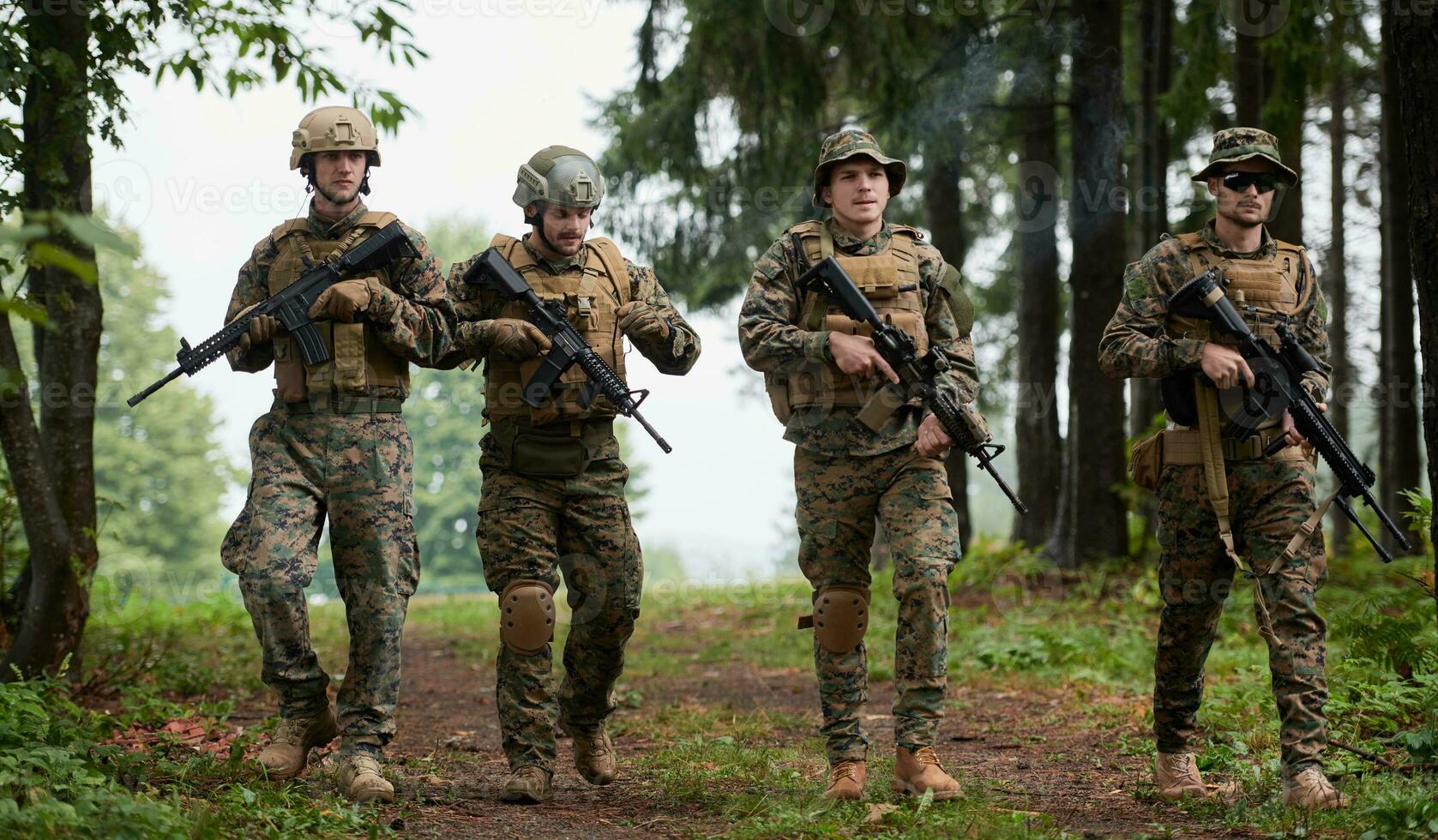 soldats équipe détendu en marchant photo