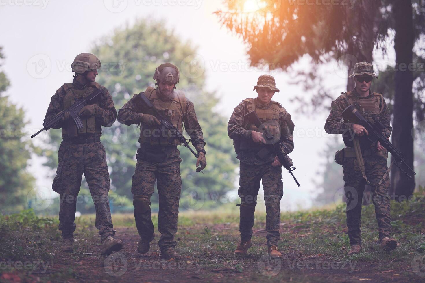 soldats équipe détendu en marchant photo