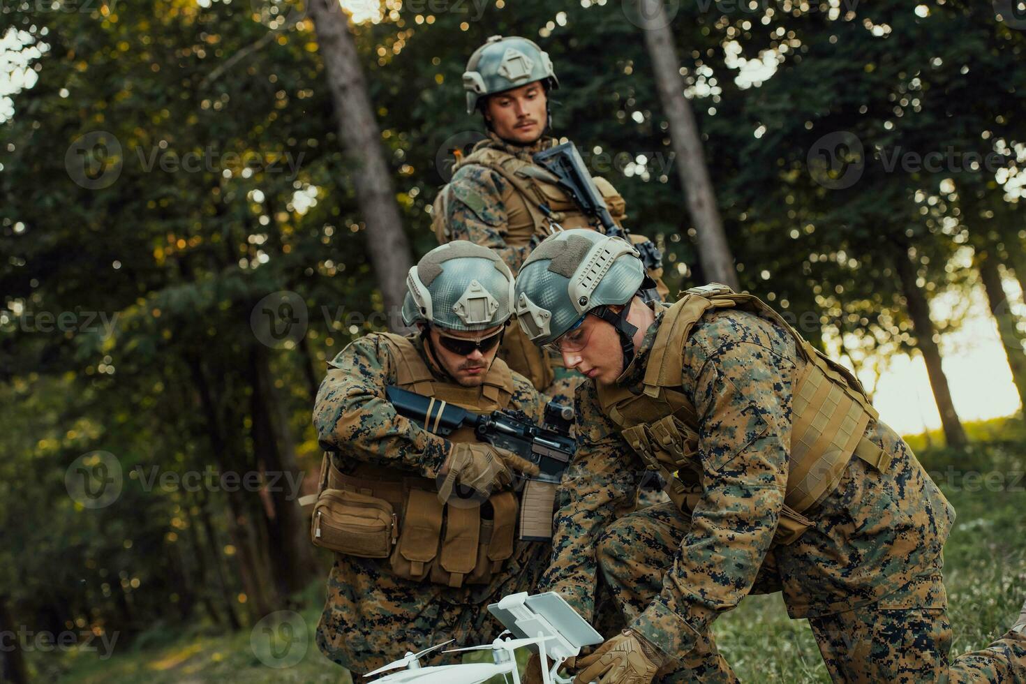 moderne guerre soldats équipe sont en utilisant drone pour repérage et surveillance pendant militaire opération dans le forêt. photo